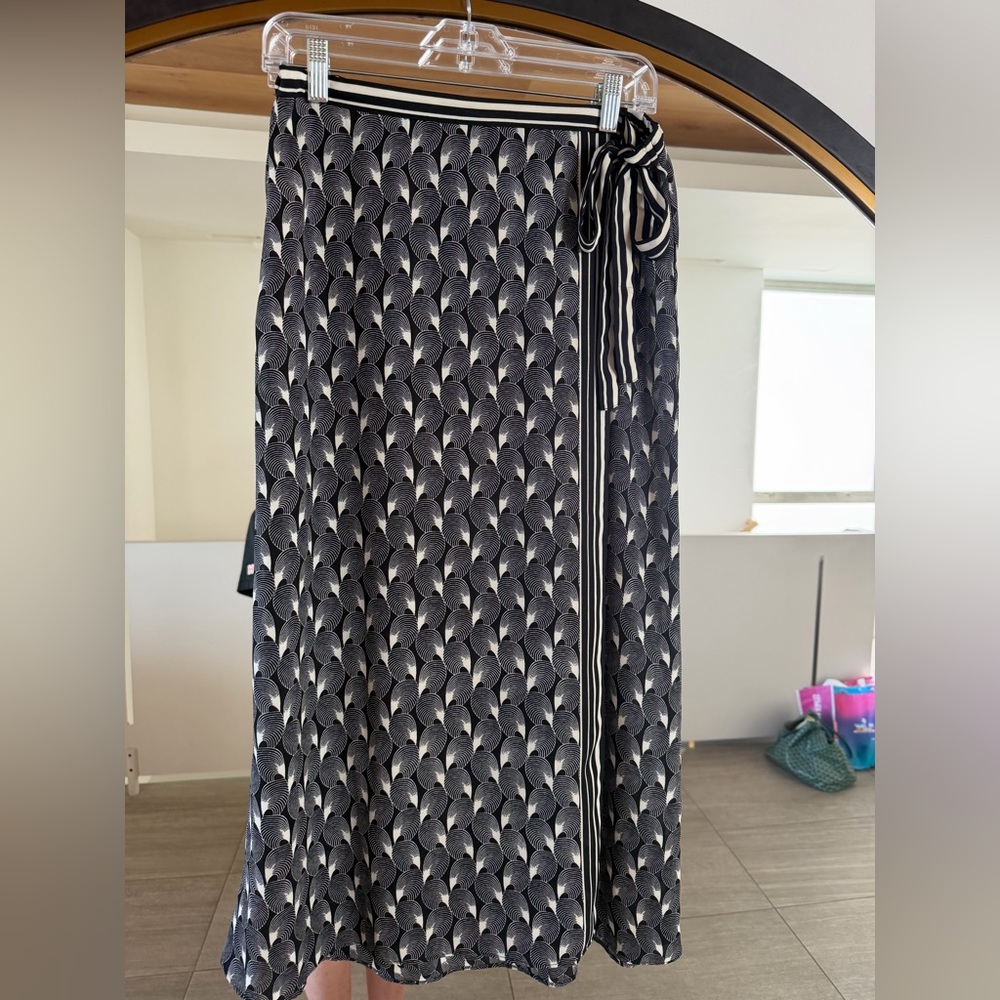 Max Studio Faux Wrap Graphic Print Lightweight Midi Skirt Black and White Medium